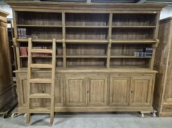 Alternative view of Grote boekenkast van massief hout met ladder